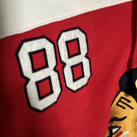 2131. Men's Chicago Blackhawks Kane #88 Red Hooded Sweatshirt VGUC Size Large - Picture 4 of 6